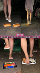 【初野外クラッシュ✨】深夜の公園で18歳の女の子が食べ物を容赦なく踏み潰す。